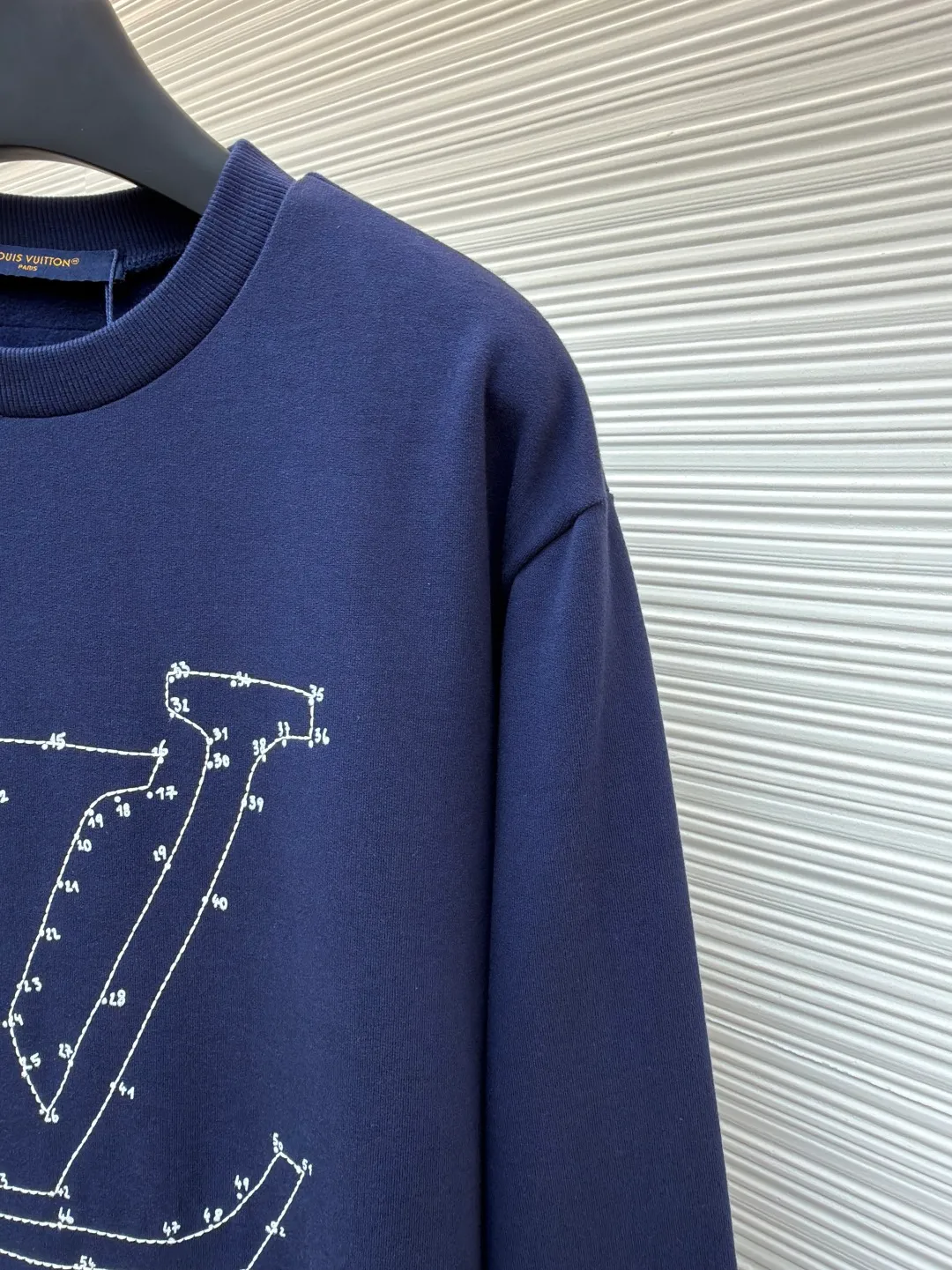 LOUIS VUITTON constellation embroidered round neck sweatshirt ●Original version: purchased and developed for 7499 ●Item number: 1681804-A90 ●Fabric: cotton sweatshirt fabric ●Technology: embroidery production ●Color: navy blue ●Version: fitted version ●Weight: about 485 grams ●Size: S-M-L-XL ●Description: 32s double-ply cotton sweatshirt fabric After the gray cloth is dyed and finalized, the base fabric is subjected to a fleece shearing process. An eight-claw machine is used for screen printing and laser engraving on kefir. The printing effect is matte and feels light and thin. The embroidery uses a Tajima embroidery machine imported from Japan. The overall wiring is straight and delicate, the fabric is comfortable and soft, and the color is consistent without color difference. It can be matched with the same style to create a fashionable look and control various occasions. Customized accessories, complete with three standards, same style for men and women!